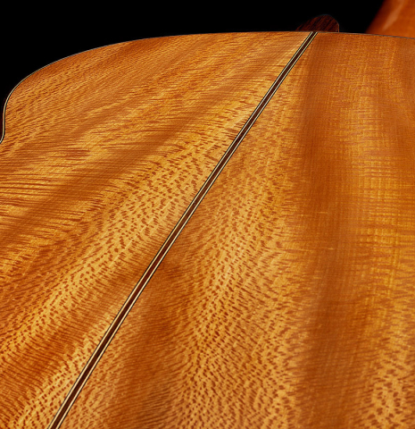 The back center seam of a 2025 German Vazquez Rubio "Solista" classical guitar made of spruce and Brazilian lacewood