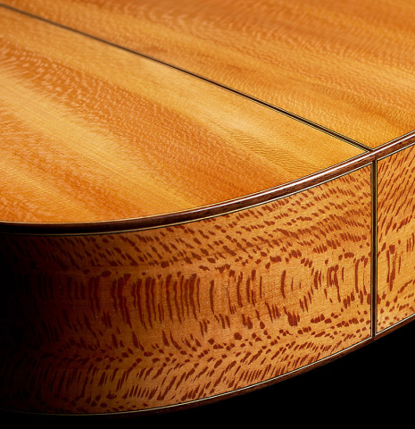 The back and sides at the foot of a 2025 German Vazquez Rubio "Solista" classical guitar made of spruce and Brazilian lacewood