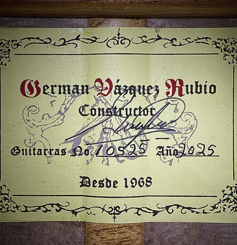 The label of a 2025 German Vazquez Rubio "Solista" classical guitar made of spruce and Brazilian lacewood