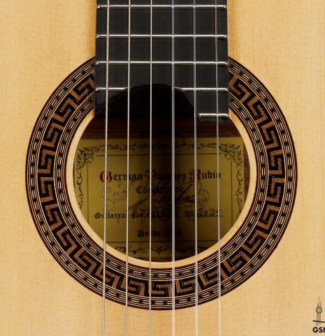 The rosette of a 2025 German Vazquez Rubio "Solista" classical guitar made of spruce and Brazilian lacewood