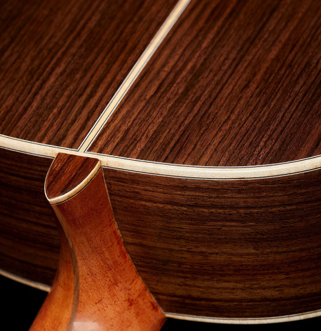 The heel, back binding and purfling of a 2025 German Vazquez Rubio "Solista 640 Lefty" classical guitar made of cedar and Indian rosewood