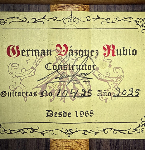 The label of a 2025 German Vazquez Rubio "Solista 640 Lefty" classical guitar made of cedar and Indian rosewood