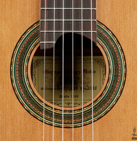 The rosette of a 2025 German Vazquez Rubio "Solista 640 Lefty" classical guitar made of cedar and Indian rosewood