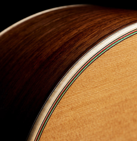 The top binding and purflings of a 2025 German Vazquez Rubio "Solista 640 Lefty" classical guitar made of cedar and Indian rosewood