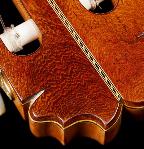 The headstock inlays of a 2024 German Vazquez Rubio "Custom Elite" classical guitar made of spruce and CSA rosewood
