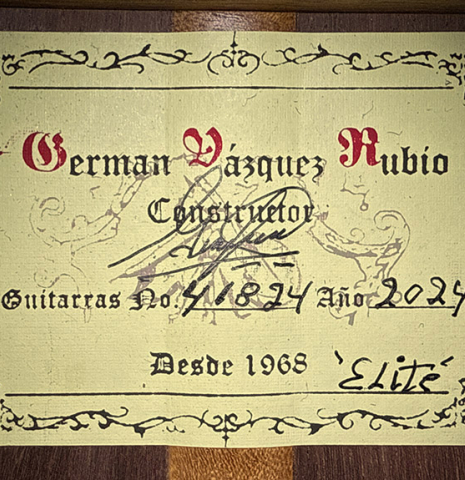 The label of a 2024 German Vazquez Rubio "Custom Elite" classical guitar made of spruce and CSA rosewood