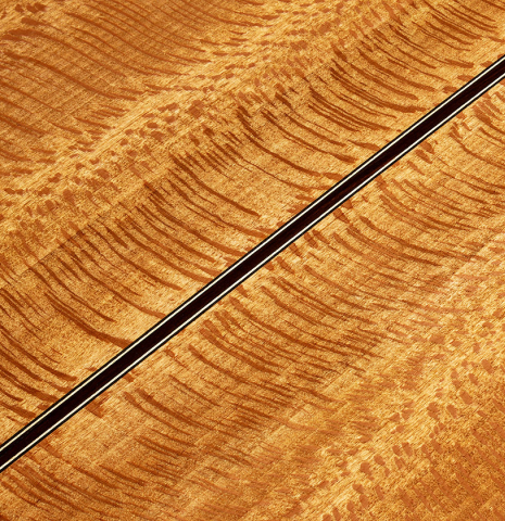 The back center seam of a 2025 German Vazquez Rubio "Solista" classical guitar made of cedar and Brazilian lacewood