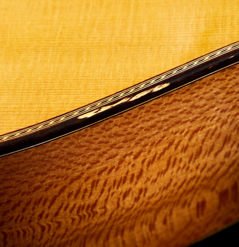 The top binding and purfling of a 2025 German Vazquez Rubio "Solista" classical guitar made of cedar and Brazilian lacewood