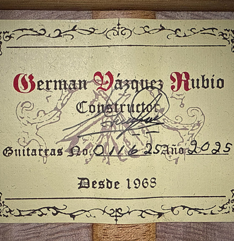 The label of a 2025 German Vazquez Rubio "Solista" classical guitar made of cedar and Brazilian lacewood