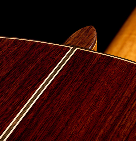 The heel, back binding and purfling of a 2025 German Vazquez Rubio "Solista 640" classical guitar made of spruce and Indian rosewood