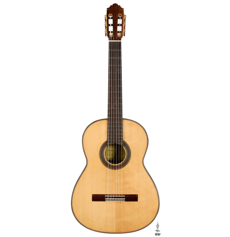 The front of a 2025 German Vazquez Rubio "Solista 640" classical guitar made of spruce and Indian rosewood