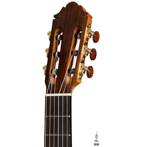 The headstock of a 2025 German Vazquez Rubio "Solista 640" classical guitar made of spruce and Indian rosewood
