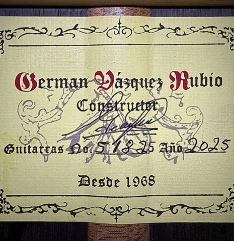 The label of a 2025 German Vazquez Rubio "Solista 640" classical guitar made of spruce and Indian rosewood