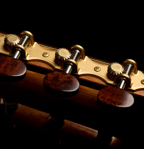 The tuning machines of a 2025 German Vazquez Rubio "Solista 640" classical guitar made of spruce and Indian rosewood