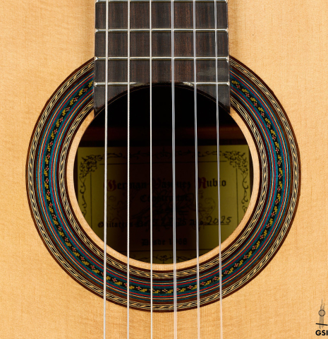 The rosette of a 2025 German Vazquez Rubio "Solista 640" classical guitar made of spruce and Indian rosewood