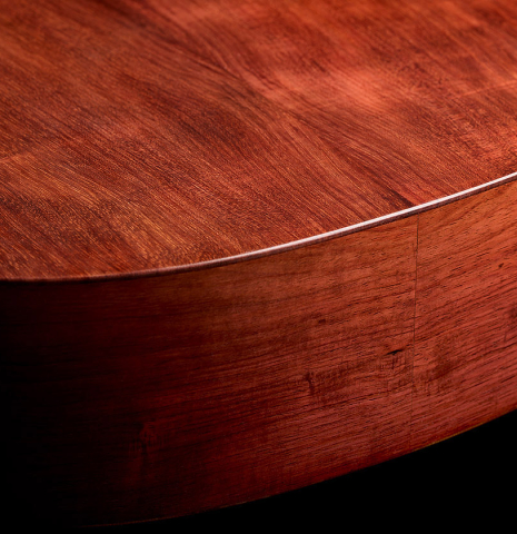 The back and sides at the foot of a 2026 German Vazquez Rubio "Classic Estudio-SM" classical guitar made of cedar and palo escrito