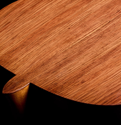 The heel and back binding of a 2026 German Vazquez Rubio "Classic Estudio-SM" classical guitar made of cedar and palo escrito