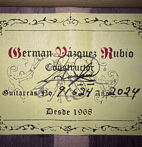 The label of a 2026 German Vazquez Rubio "Classic Estudio-SM" classical guitar made of cedar and palo escrito