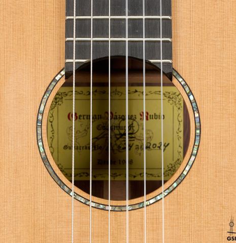 The rosette of a 2026 German Vazquez Rubio "Classic Estudio-SM" classical guitar made of cedar and palo escrito
