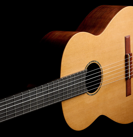 Side-view of the soundboard of a 2026 German Vazquez Rubio "Classic Estudio-SM" classical guitar made of cedar and palo escrito