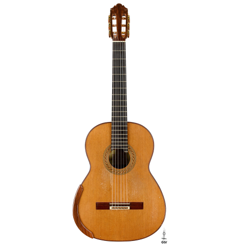 The front of a 2020 German Vazquez Rubio "Solista" classical guitar made of cedar and Indian rosewood