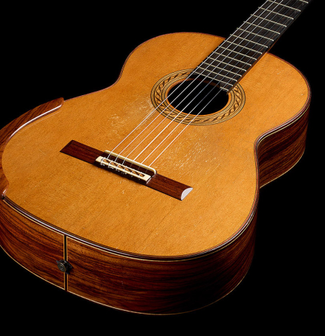 The soundboard and sides of a 2020 German Vazquez Rubio "Solista" classical guitar made of cedar and Indian rosewood