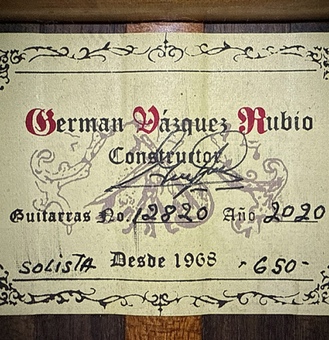 The label of a 2020 German Vazquez Rubio "Solista" classical guitar made of cedar and Indian rosewood