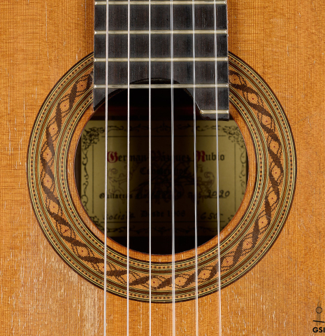The rosette of a 2020 German Vazquez Rubio "Solista" classical guitar made of cedar and Indian rosewood