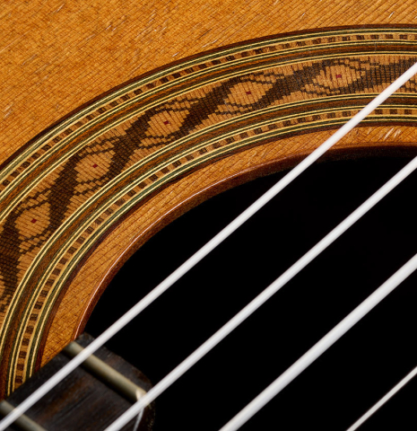 Detailed close-up of the rosette of a 2020 German Vazquez Rubio "Solista" classical guitar made of cedar and Indian rosewood