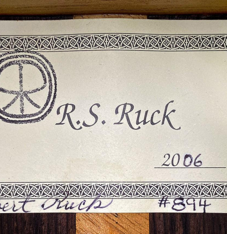 The label of a 2006 Robert Ruck classical guitar made of cedar and Indian rosewood