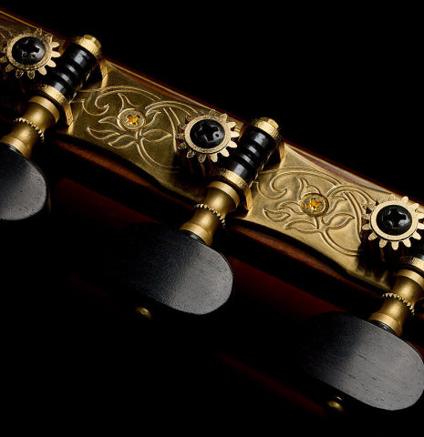 The tuning machines of a 2025 Masaki Sakurai "Concert-R" classical guitar made of spruce and Indian rosewood