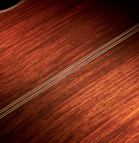 Detail of the back center seam of a 2023 Masaki Sakurai "Special 640" classical guitar made of spruce and CSA rosewood.