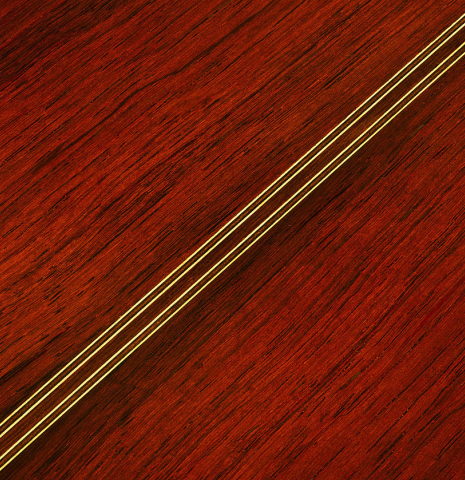 The back center seam and purfling of a 2024 Masaki Sakurai "Special 640" classical guitar made of cedar and African rosewood