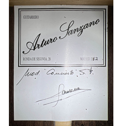 The label of a 2012 Arturo Sanzano &quot;Concierto&quot; classical guitar made with spruce and Indian rosewood