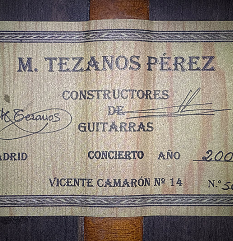 The label of a 2002 Tezanos-Perez "Concierto" classical guitar made with cedar and CSA rosewood