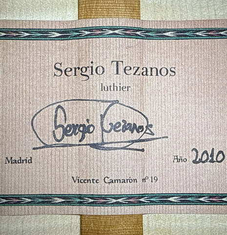 The label of a 2010 Sergio Tezanos classical guitar made of spruce and maple