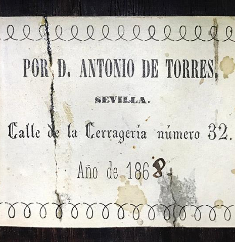 The label of an 1868 Antonio de Torres classical guitar with tornavoz, made of spruce and CSA rosewood