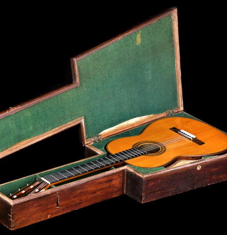 The coffin case of an 1868 Antonio de Torres classical guitar with tornavoz, made of spruce and CSA rosewood