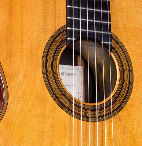 The top with view of tornavoz of an 1868 Antonio de Torres classical guitar with tornavoz, made of spruce and CSA rosewood