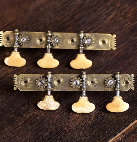 The original tuners of an 1868 Antonio de Torres classical guitar with tornavoz, made of spruce and CSA rosewood