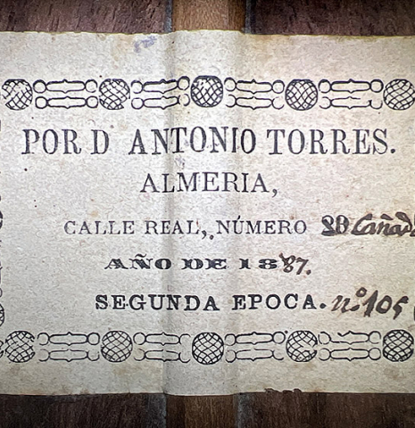 The label of a 1887 Antonio de Torres SP/MH SE 105 classical guitar.