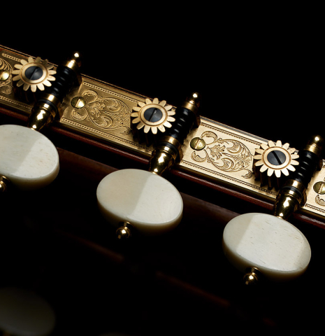 The Rodgers tuning machines of a 2024 Oscar Trezzini "Friederich/Lagoya" classical guitar made of spruce and CSA rosewood