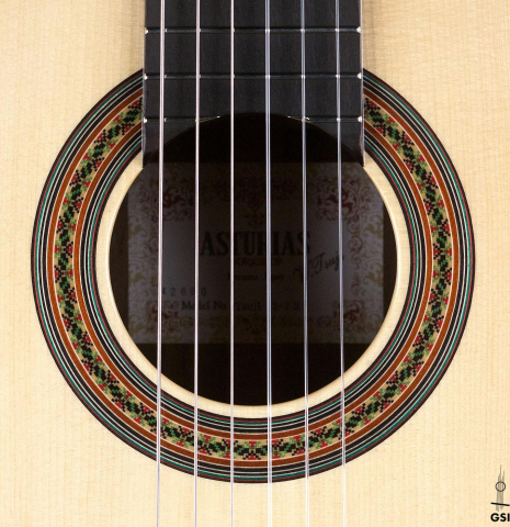 The rosette of a Wataru Tsuji "S-1 S" classical guitar made of spruce and Indian rosewood
