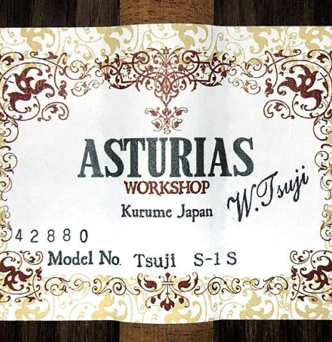 The label of a Wataru Tsuji "S-1 S" classical guitar made of spruce and Indian rosewood
