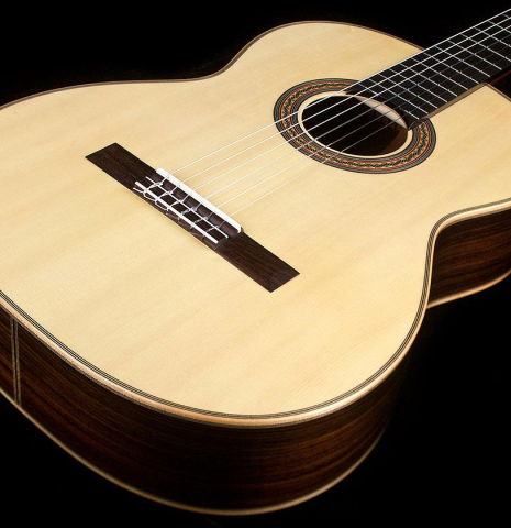 The top and sides of a Wataru Tsuji "S-1 S" classical guitar made of spruce and Indian rosewood