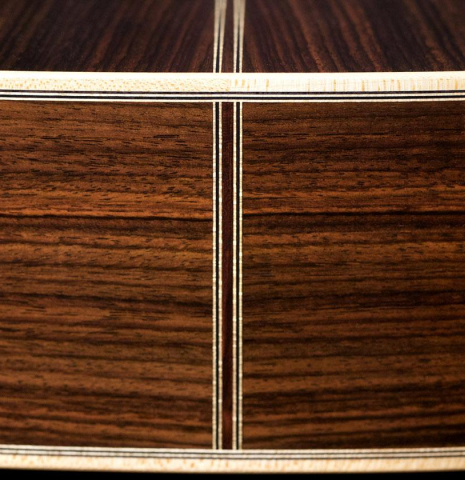 The sides at the foot of a Wataru Tsuji "S-1 S" classical guitar made of spruce and Indian rosewood