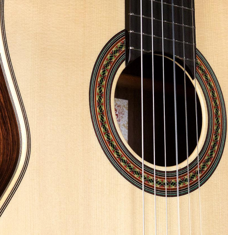 The soundboard and side of a Wataru Tsuji "S-1 S" classical guitar made of spruce and Indian rosewood