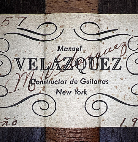 The label of a 1955 Manuel Velazquez classical guitar made of spruce and CSA rosewood