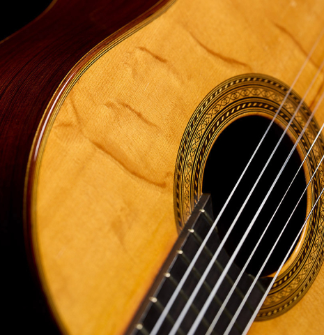 The soundboard with bearclaw markings of a 1958 Manuel Velazquez classical guitar made of spruce and CSA rosewood