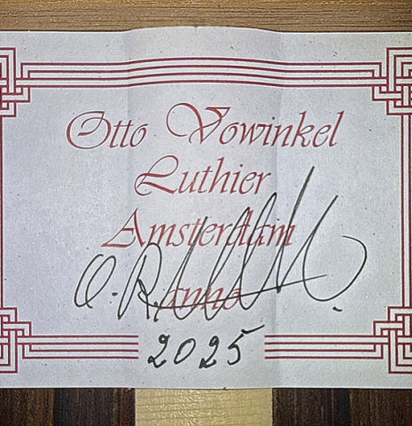 The label of a 2025 Otto Vowinkel classical guitar made with spruce and cocobolo